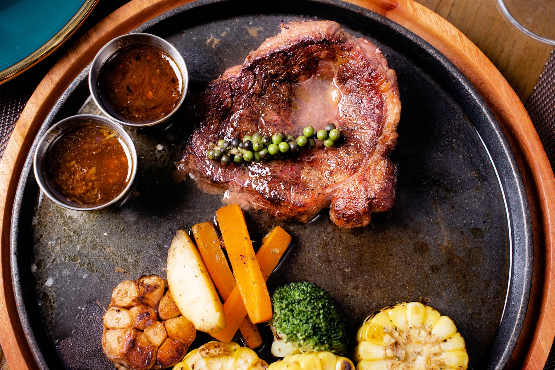 Prato de carne servido em restaurante.
