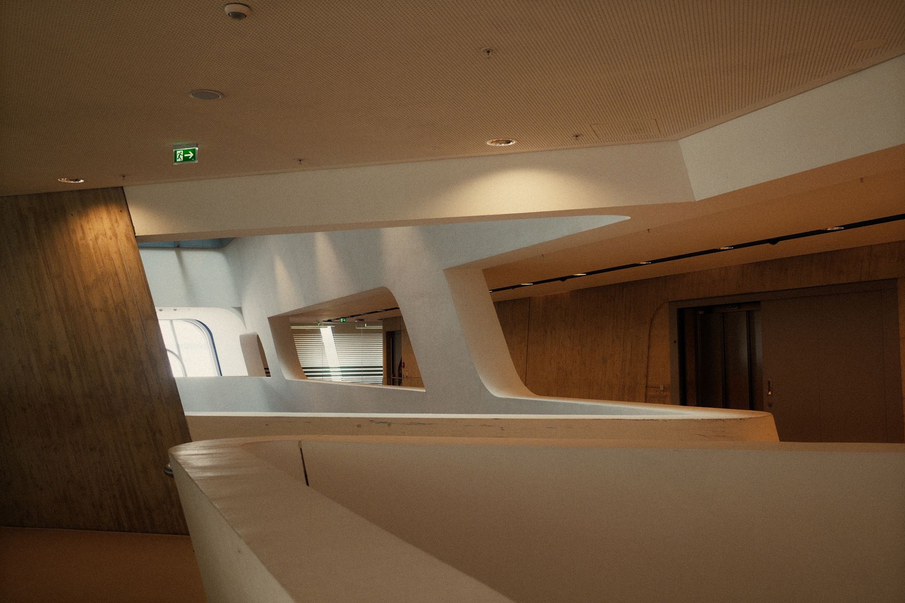 Interior arquitetônico contemporâneo com linhas minimalistas.